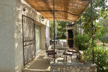 Location de vacances pour 5 personnes, avec terrasse et jardin à Saint-Saturnin-lès-Apt