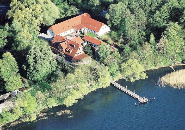 Hotel für 10 Personen, mit Terrasse am Tollensesee