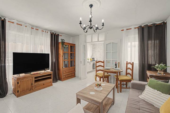 Apartamento entero, Apartamento vacacional Sol Del Medano' con vistas al mar, balcón y Wi-Fi in Playa el Médano, Granadilla de Abona