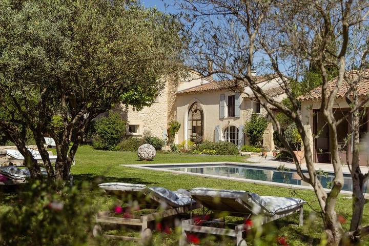 Gîte pour 2 personnes, avec Terrasse et Jardin ainsi que Piscine et Vue à Mas-Blanc-des-Alpilles