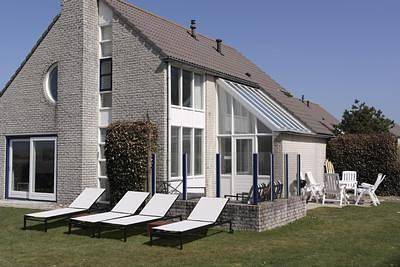 Moderne, luxe vakantievilla met buiten whirlpool op 1200m v/h strand in Julianadorp, Noord-Holland - Kust van de Noordzee