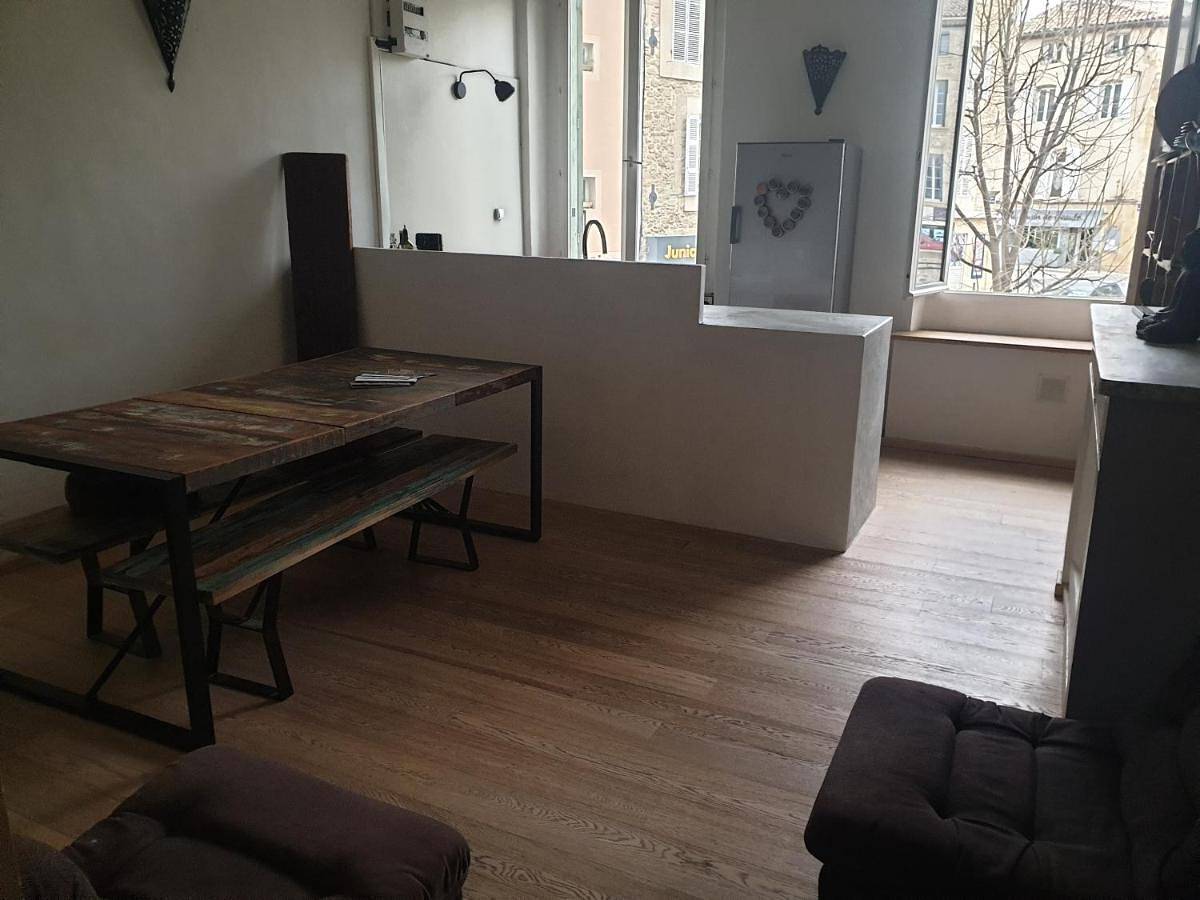 Appartement entier, One-Bedroom Apartment in Lambesc, Région d'Aix-en-Provence