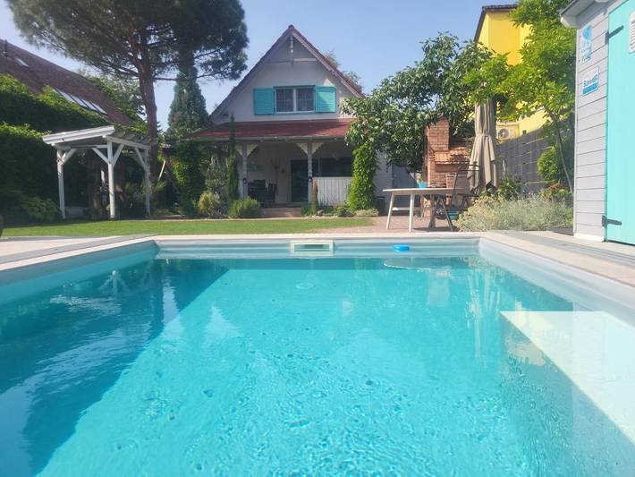 Ferienwohnung für 10 Personen, mit Pool und Ausblick sowie Garten