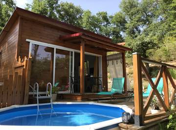 Chalet pour 2 personnes, avec jardin et piscine en Ardèche