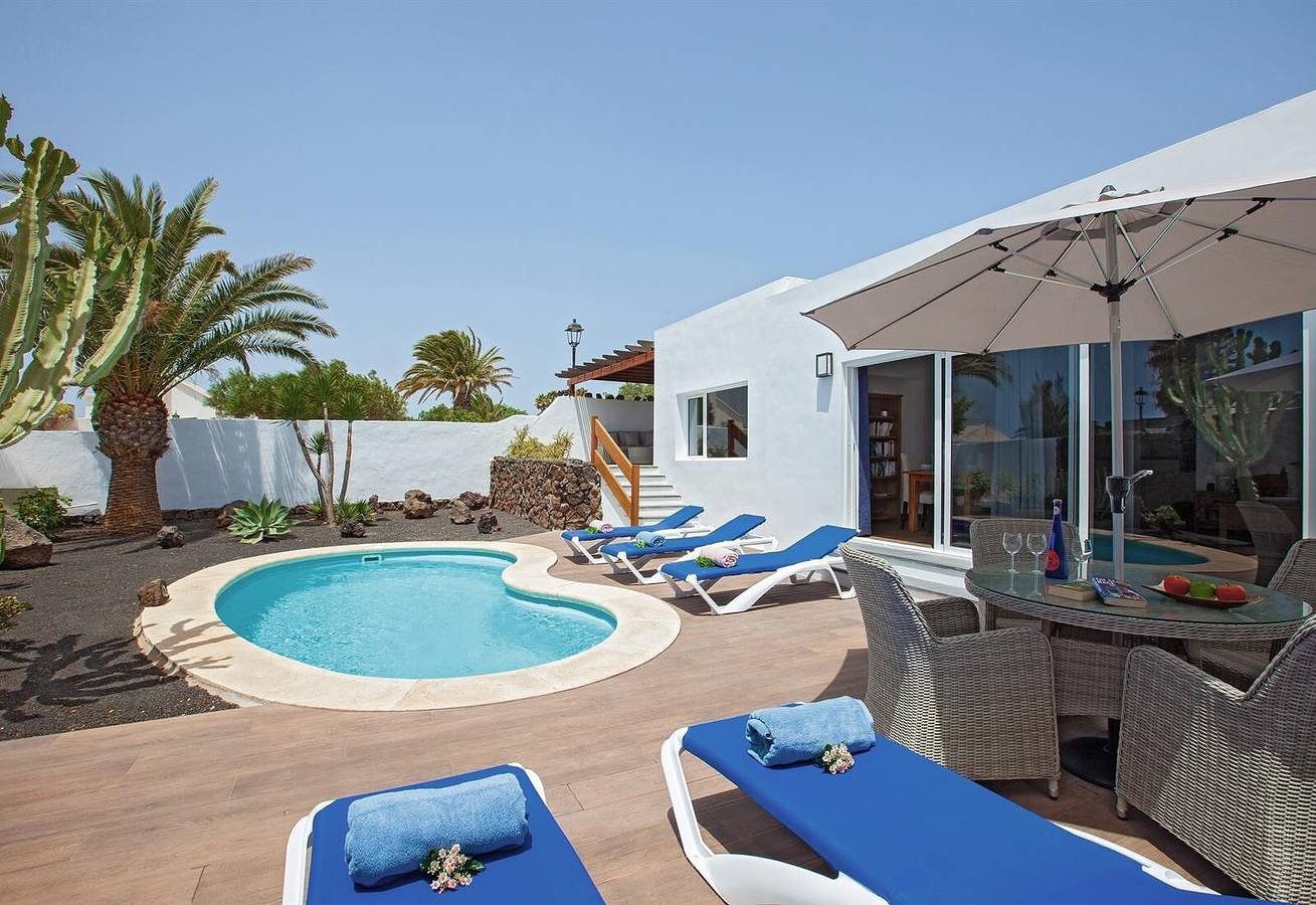 "Villa Esencia" with Pool, Garden, A/C & Wi-Fi in Puerto del Carmen, Tías
