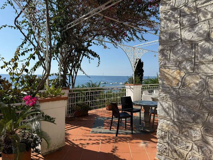 Appartement entier, Villa la « Scogliera dei Gabbiani » avec vue mer, piscine partagée et Wi-Fi in Scario, San Giovanni a Piro