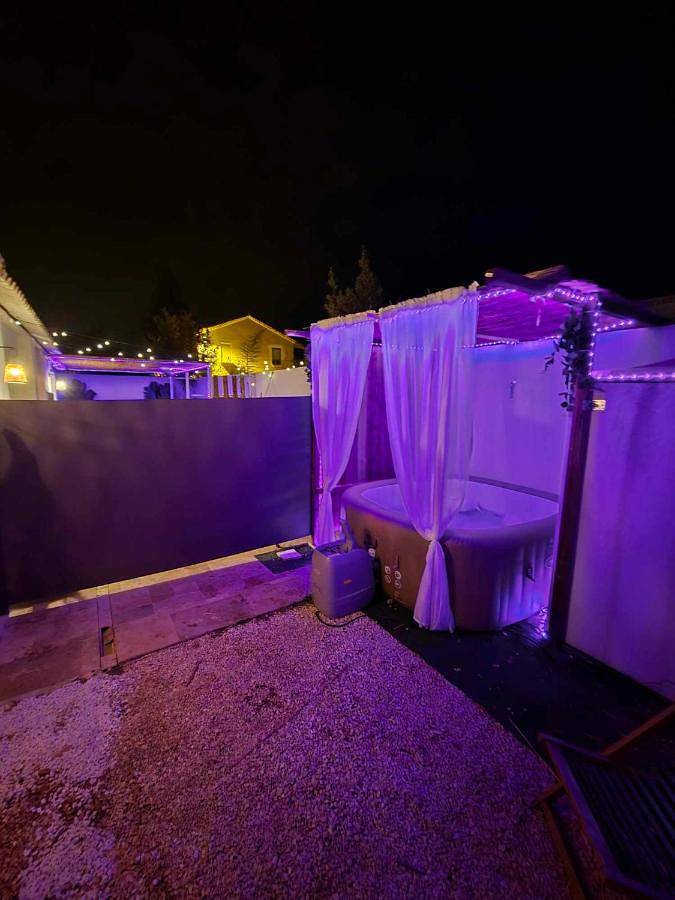 Gîte pour 2 personnes, avec jacuzzi ainsi que piscine et terrasse à Le Pradet - 3