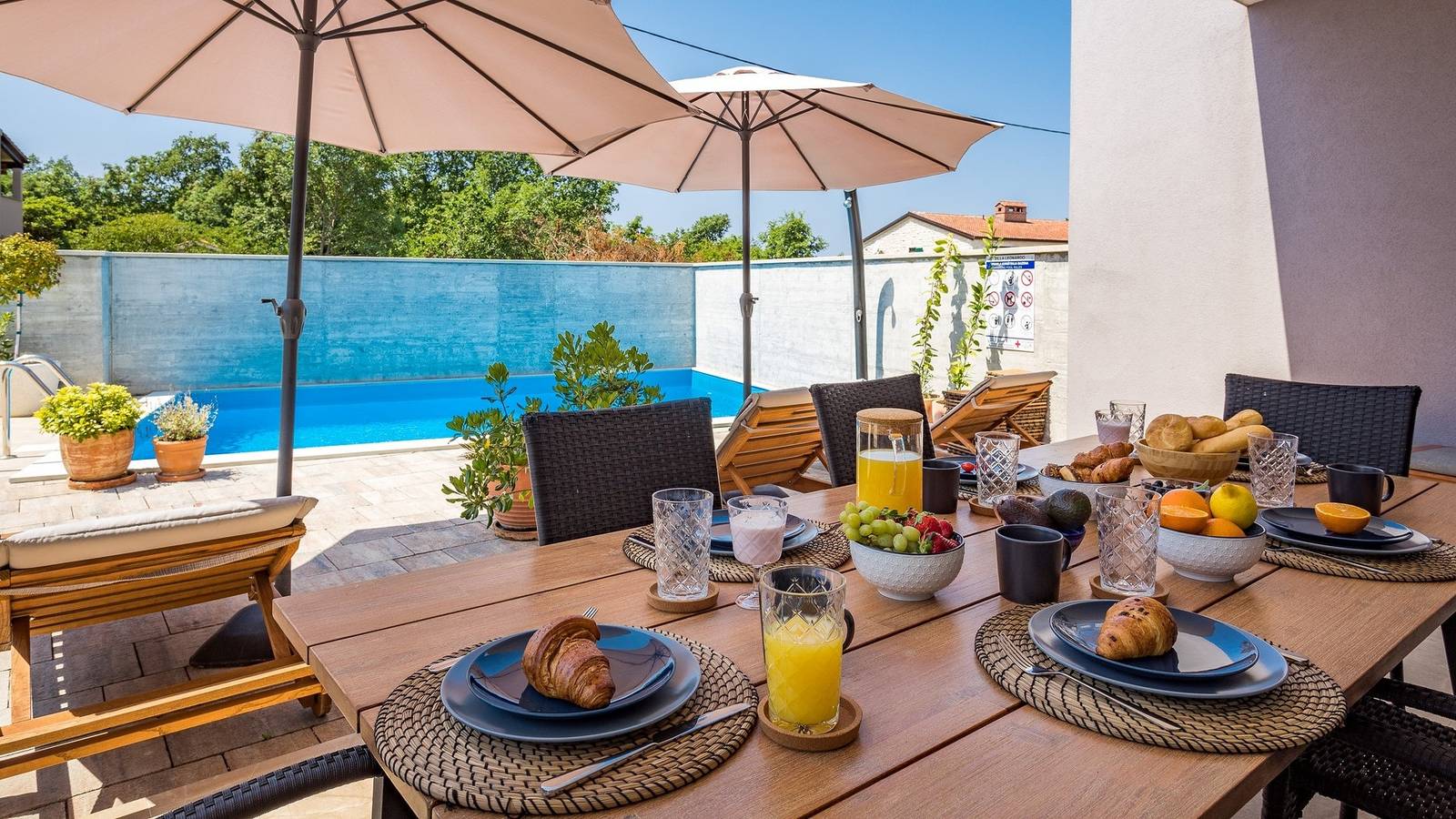 Moderne Villa Leonardo mit Pool im Freien in Kosinozici, Porec und Umgebung