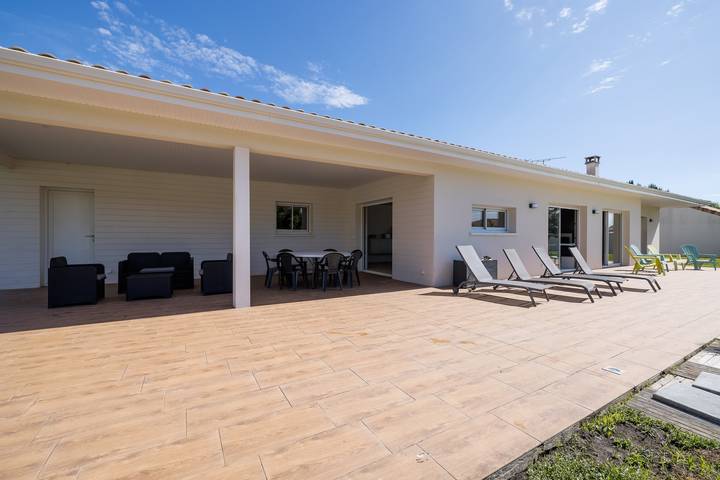 Villa familiale « Lumière Ychoux » avec piscine et grand jardin in Ychoux, Landes