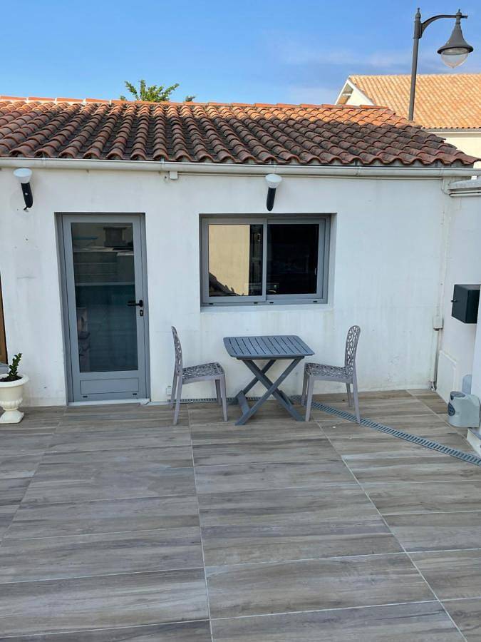 Gîte pour 2 personnes, avec vue ainsi que piscine et terrasse à Périgny - 2