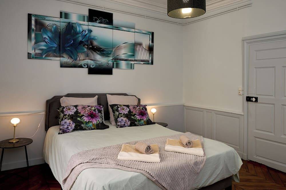 Entire apartment, Spacious apartment 100m² + parking downtown in Nevers, Nièvre