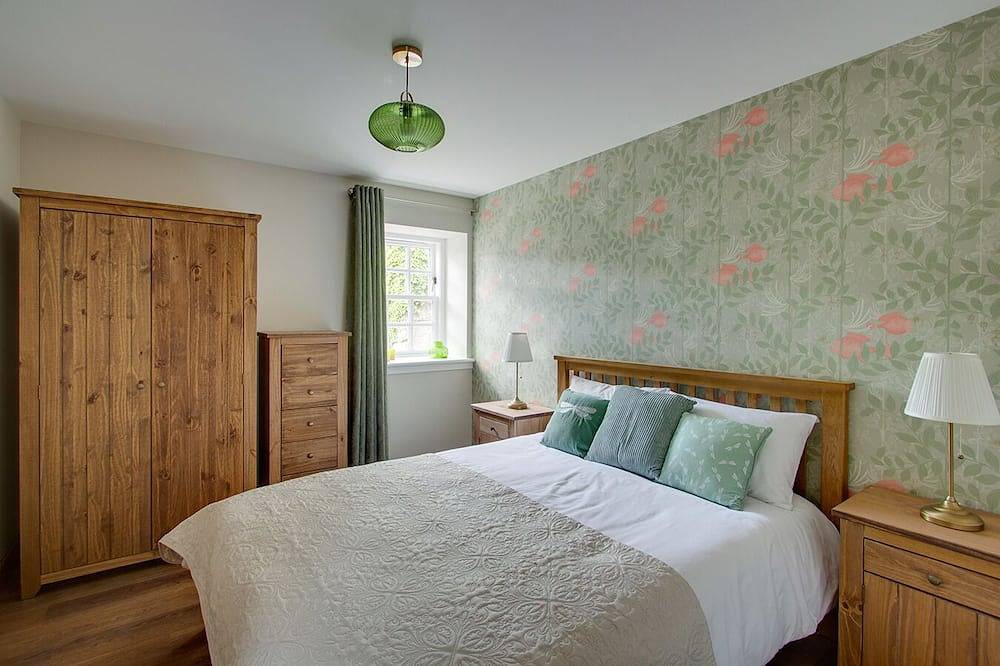 Home Farm Cottage (with swimming pool and sauna) in Angus