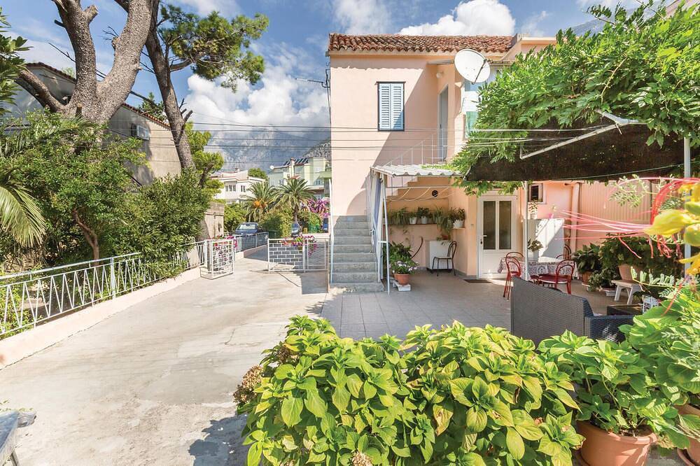 Entire apartment, Beautiful apartment in Makarska in Makarska, Makarska Riviera