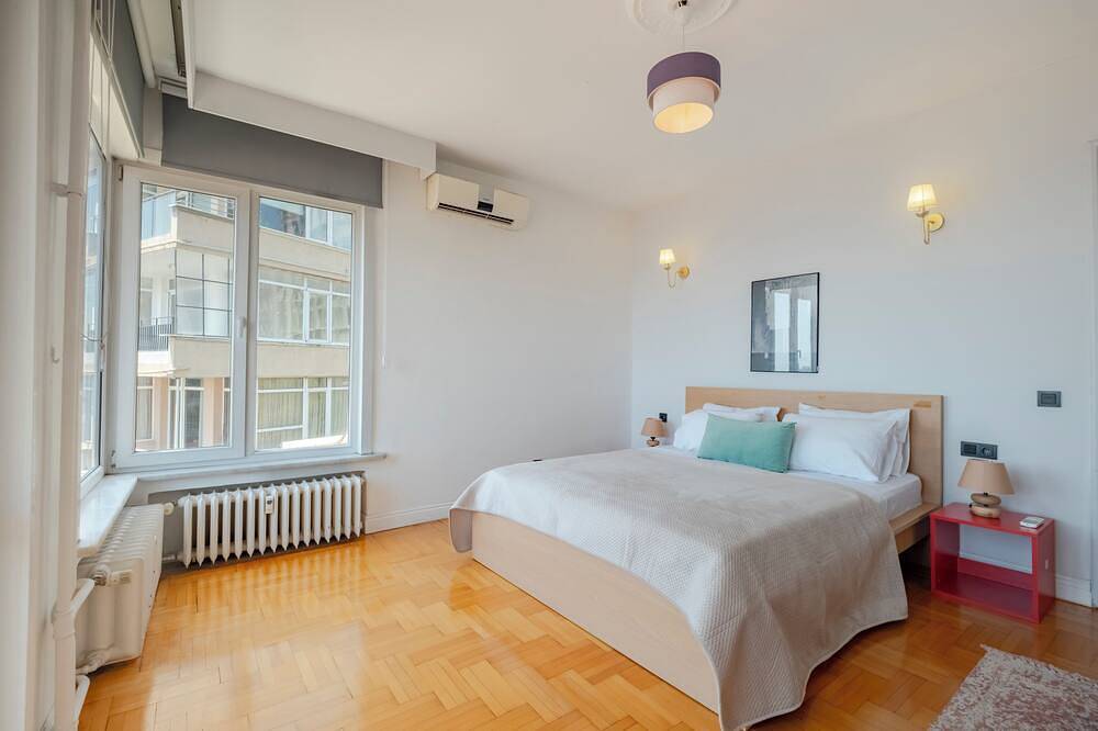 Ganze Wohnung, Spacious 5-Bedroom Central Istanbul Apartment with Elevator and Air Conditioning in Beyoğlu, Kuloğlu Mahallesi