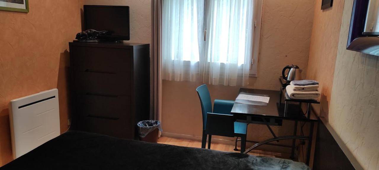 Chambre Grand lit Afrik in Combs-la-Ville, Seine-et-Marne