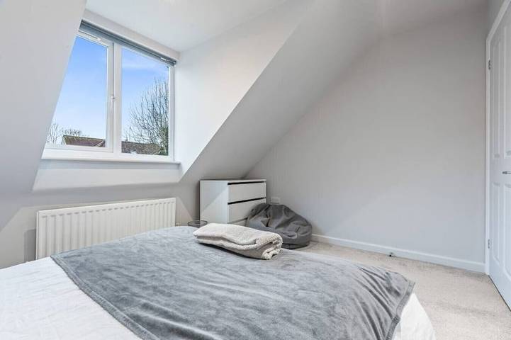Large 4 Bedroom House Bricket Wood, Van & Car Parking, Sleeps 8 in Hertfordshire