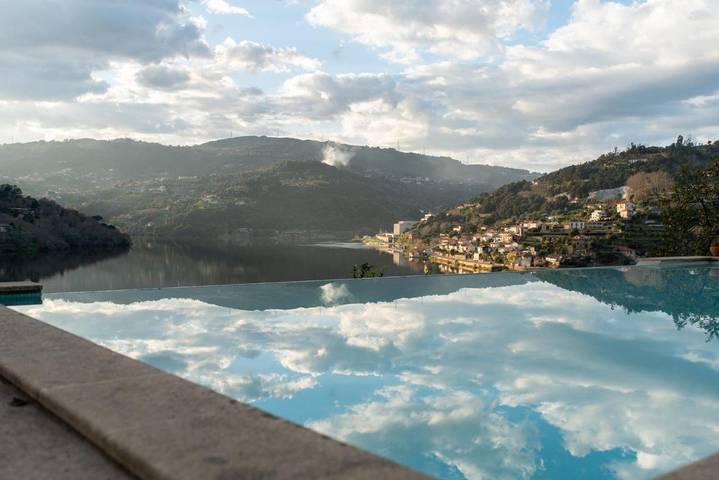 Location de vacances pour 6 personnes, avec piscine ainsi que vue et jardin dans Ribadouro - 3