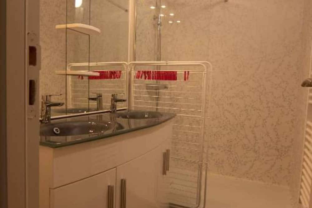 Entire apartment, 4-person air-conditioned apartment 1 bedroom + sofa bed Puy de Louchadière 104 in Châtel-Guyon, Riom region