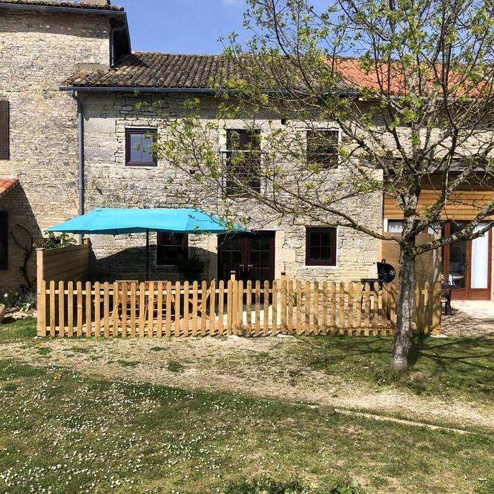 Location de vacances pour 6 personnes, avec piscine ainsi que terrasse et jardin à Blanzay - 2