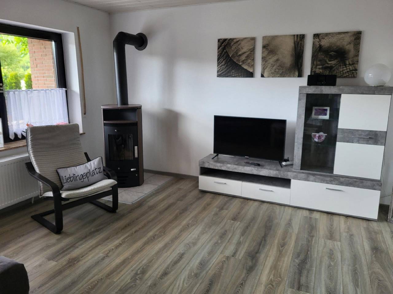 Ganze Ferienwohnung, Ferienwohnung E- Bike Abstellraum, Terrasse, Kamin 2 Schlafzimmer in Bodenwerder, Weserbergland