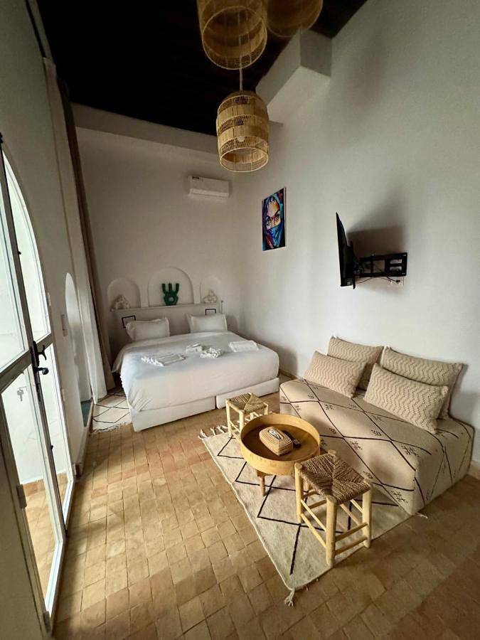 Maison d’hôte pour 2 personnes, avec terrasse ainsi que piscine et jacuzzi, animaux acceptés dans Palais de la Bahia - 3