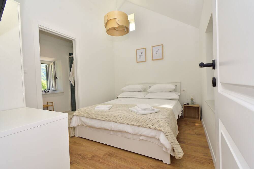 Traditional stone house - 10 mins from the beach with private pool in Makarska Riviera