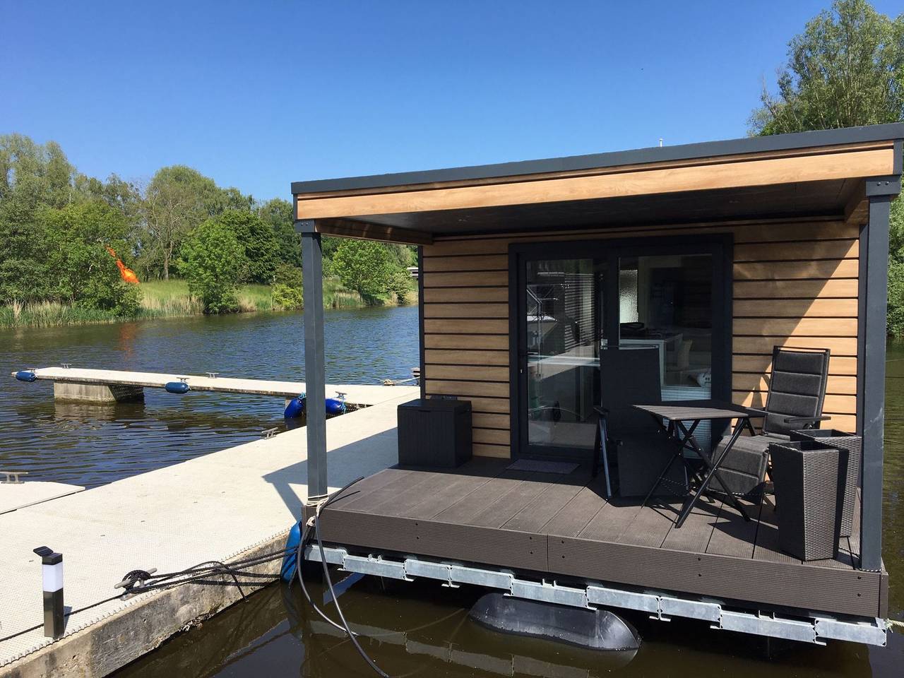 Hausboot Kht 2 Lacet mit Elektrokamin im Salon, 1 Schlafraum, Küche, Duschbad m in Wilhelmshaven, Südliche Nordseeküste