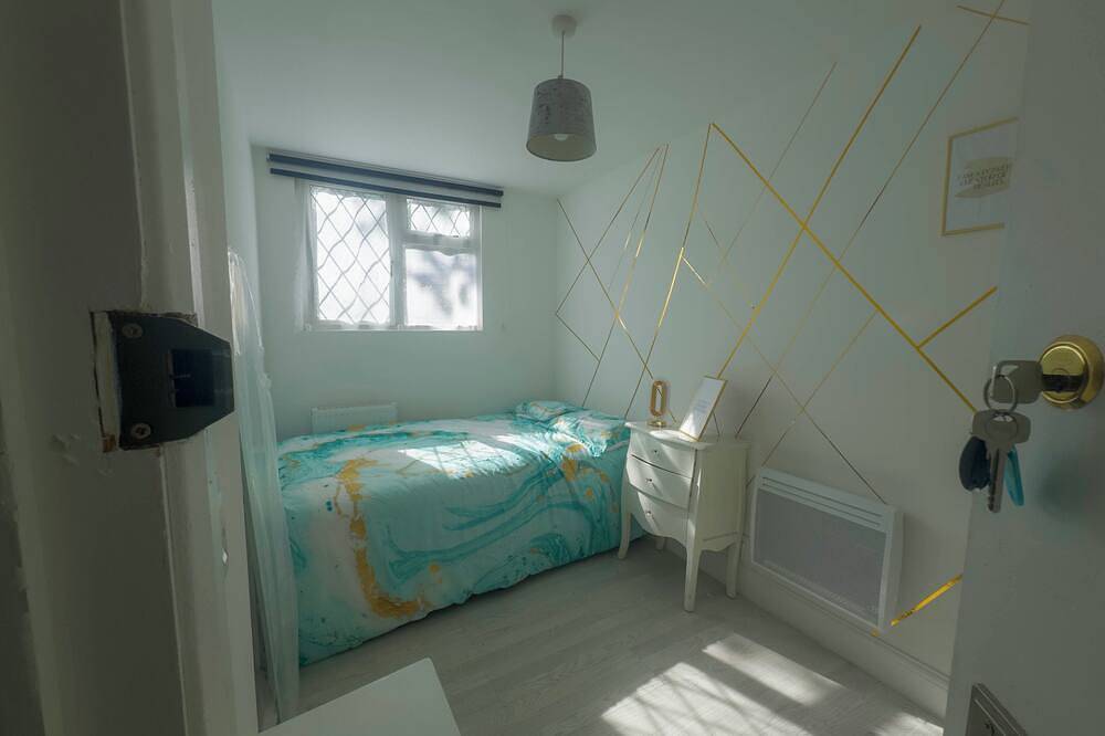 Spacious 4Br Bungalow with Parking Near Spider-Man Filming Locations in London, South East England