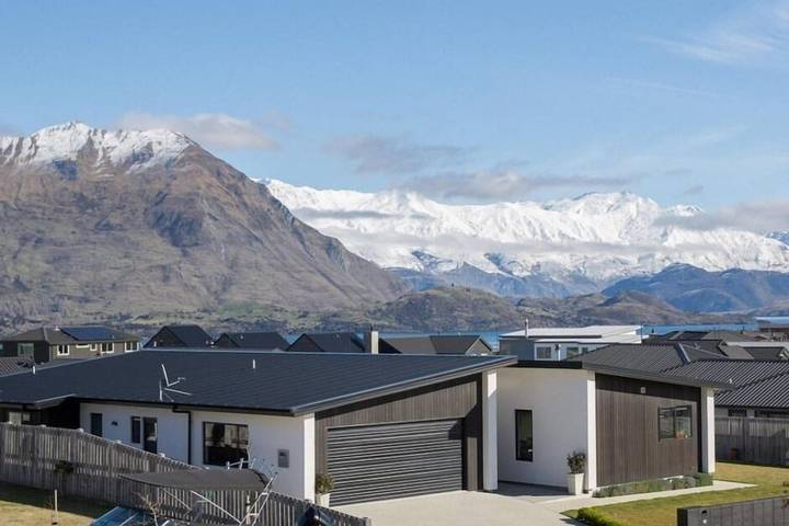 Location de vacances pour 11 personnes, avec piscine ainsi que jacuzzi et jardin à Wanaka
