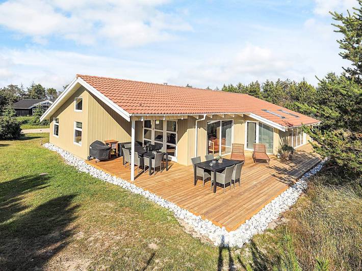 Ferienhaus für 10 Personen, mit Pool und Sauna sowie Terrasse und Whirlpool in Klitmøller