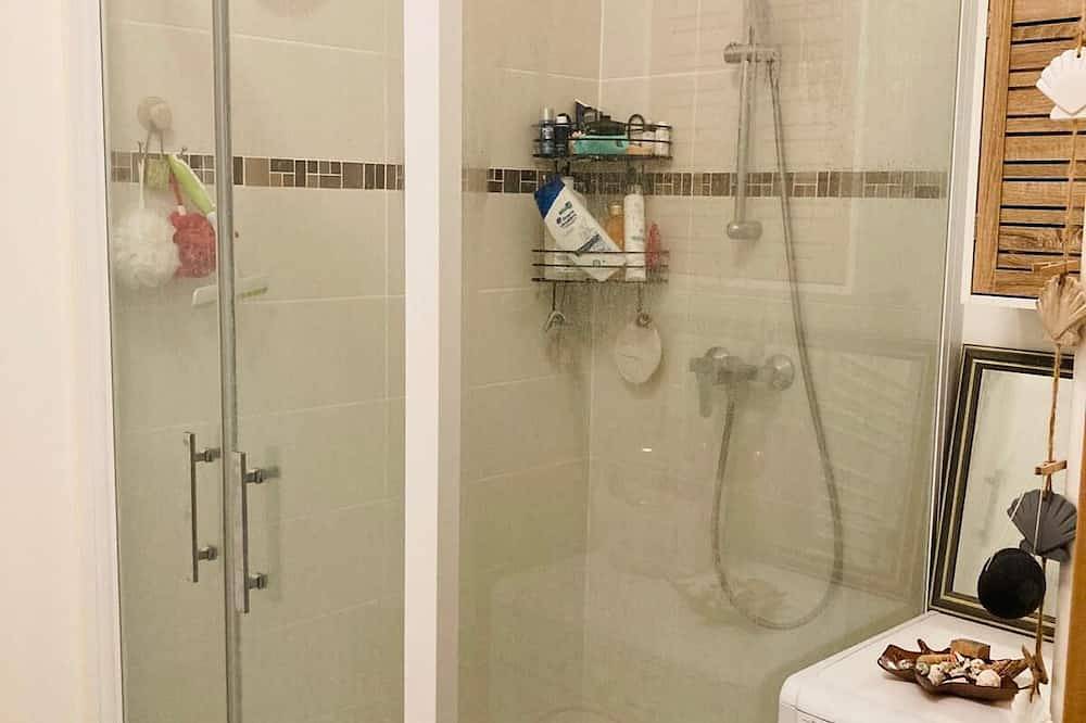 Entire apartment, Appartement Avec Terrasse, Arena Paris sud in Clamart, Hauts-de-Seine