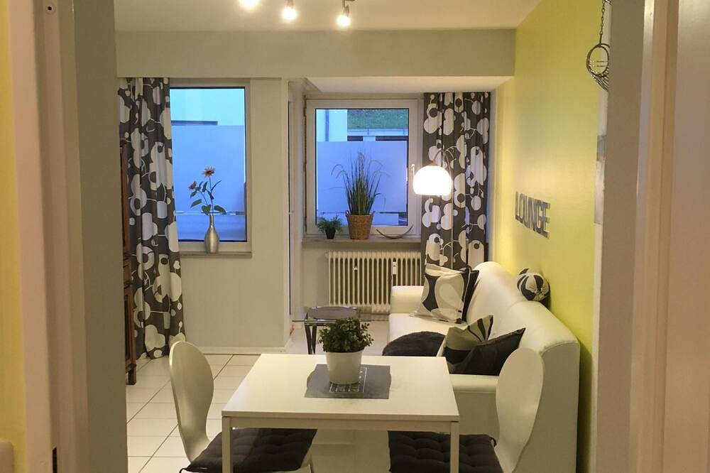 Ganze Wohnung, Top apartment - perfect location - 1.7 km to the city, 300 m bus, Saarufer, underground car park in Saarbrücken, Saargau