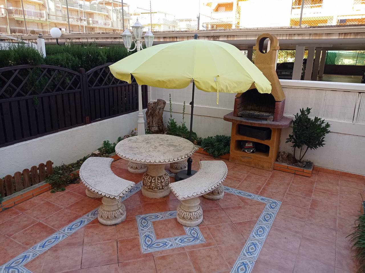 Ganze Wohnung, Dos dormitorios en planta baja, patio con barbacoa, piscina y pista de tenis. in Playa Xeraco, Xeraco