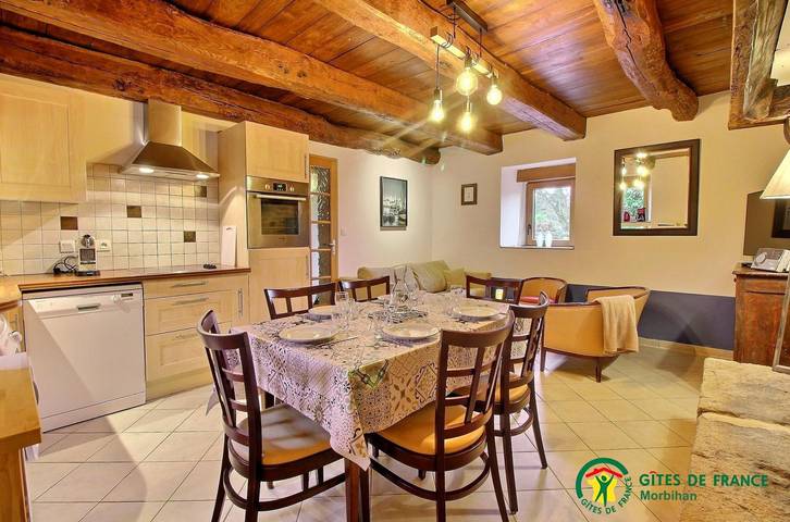Gîte pour 5 personnes, avec Terrasse ainsi que Jardin et Piscine à Merlevenez