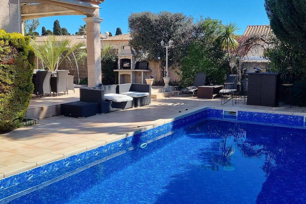 Maison Avec Terrain et Piscine à 10 Minutes à Pieds de la Plage et Centre Ville in Mèze, Côte d'Améthyste