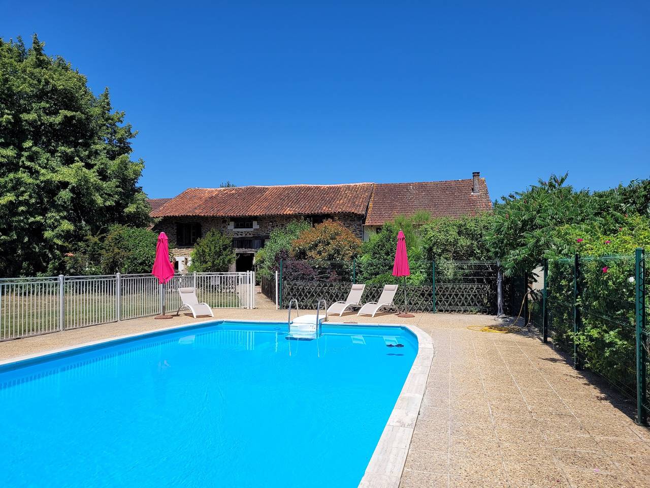 Casa rural 'Gite Merlot' con piscina compartida, terraza privada y wifi in Saint-Saud-Lacoussière, Parque Natural Regional Périgord-Limousin