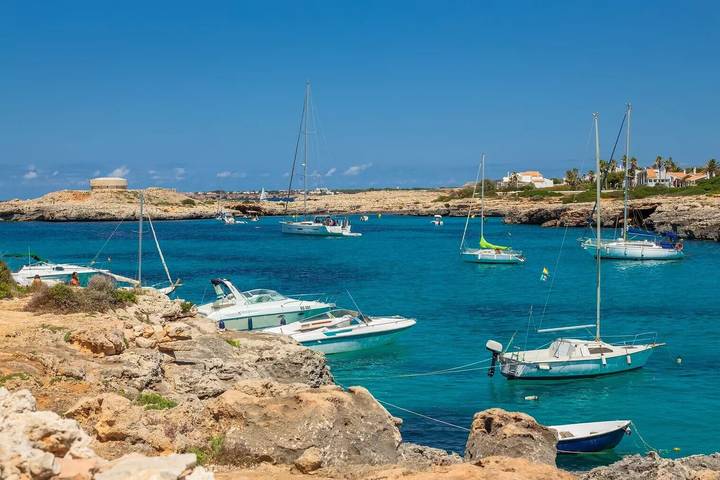 Ferienwohnung für 4 Personen, mit Balkon und Garten in Cala Blanca