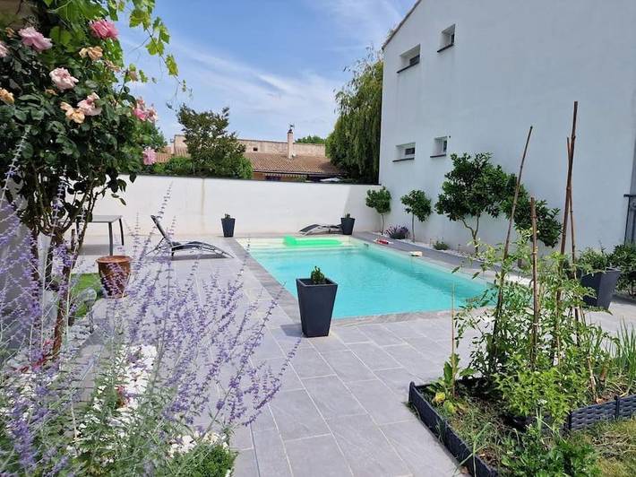 Gîte pour 6 personnes, avec vue ainsi que jardin et piscine à Ribaute-les-Tavernes
