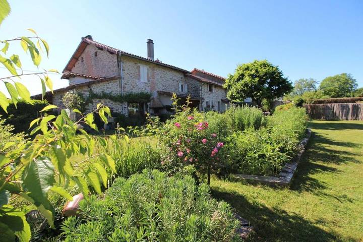 Location de vacances pour 9 personnes, avec jardin et terrasse dans Saint-Gence