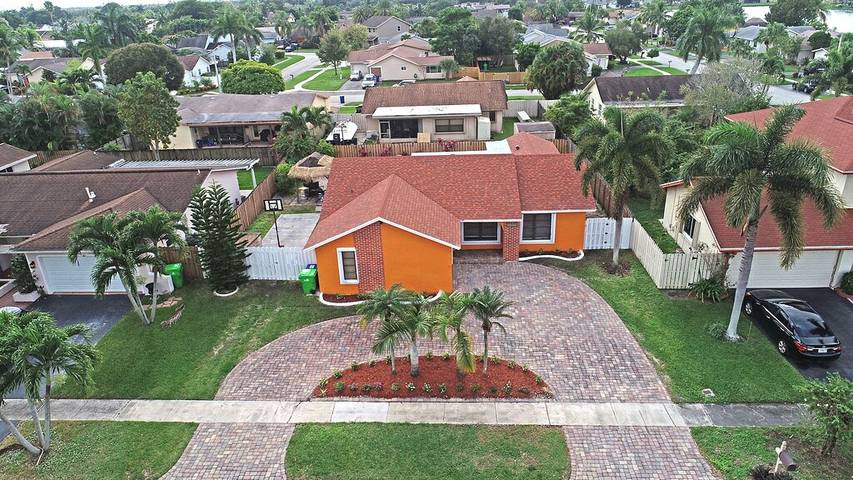 Vacation rental for 10 people, with yard and terrace as well as hot tub, with pets in Sunrise