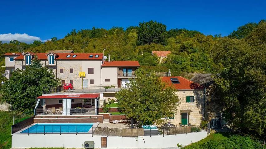 Villa pour 8 personnes, avec piscine et terrasse ainsi que jardin et jacuzzi à Sinj