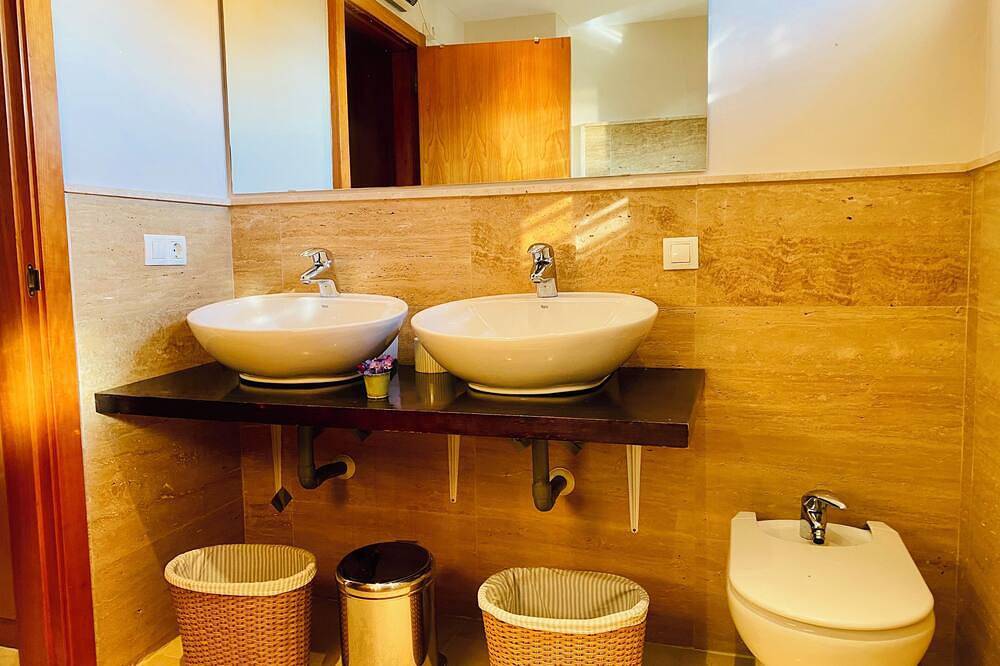 Lux Villa with Year-Round Heated Pool, beautiful outdoor space & Game Room in Montequinto, Dos Hermanas