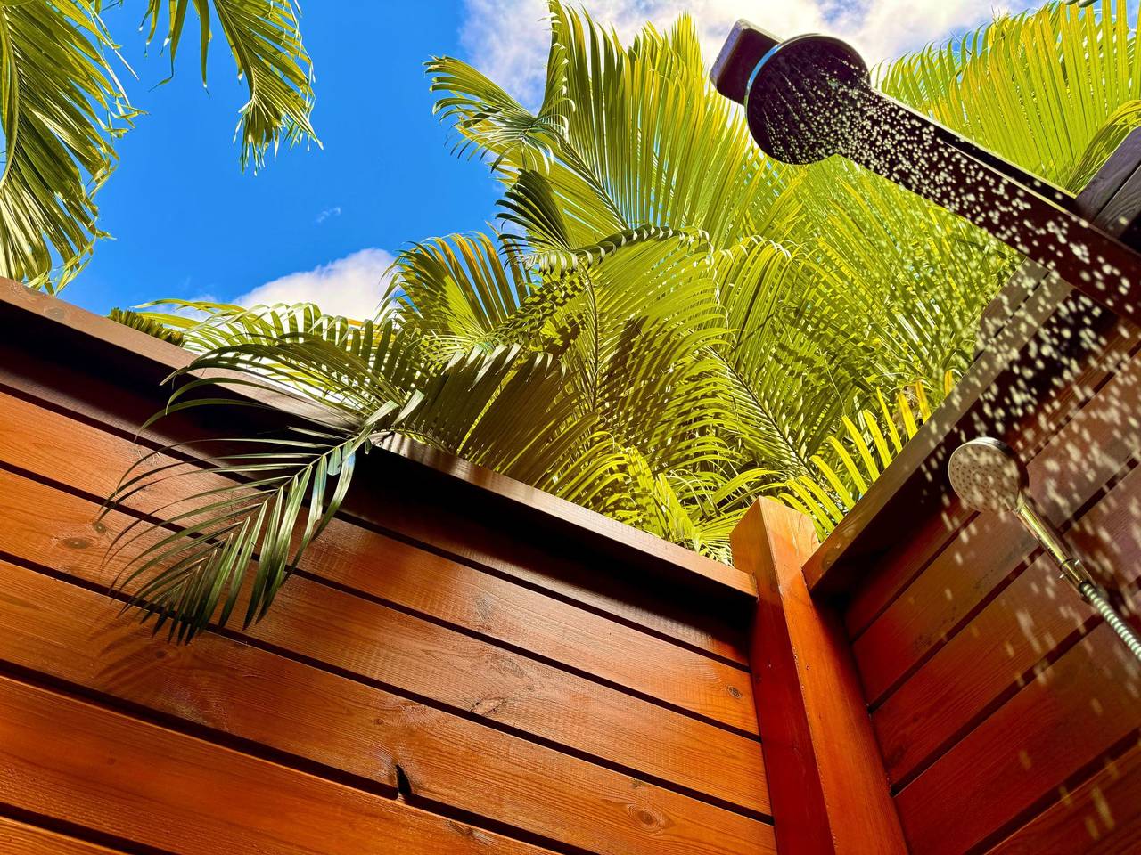 Ganze Wohnung, Bereich "Case Mezzanine" mit Blick auf das Wasser in Deshaies, Guadeloupe