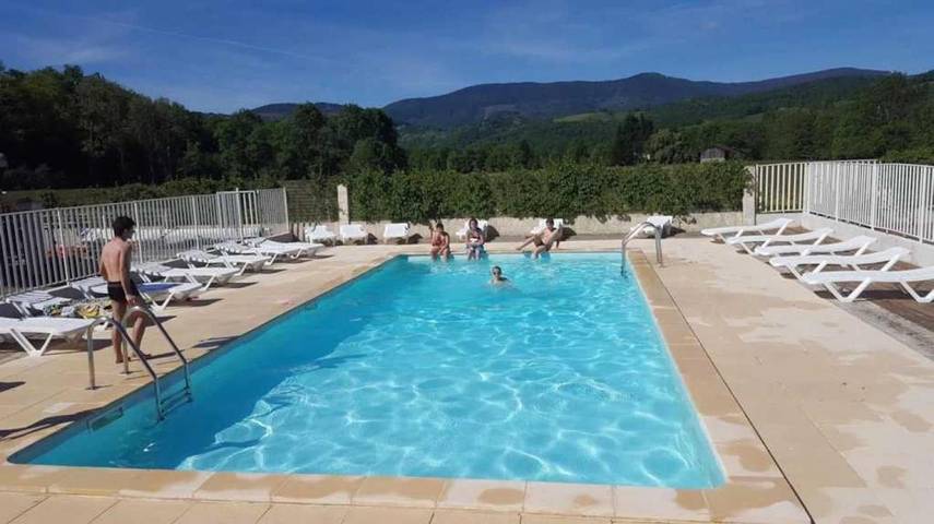 Tente pour 4 personnes, avec Bassin pour enfant et Piscine dans l' Ariège