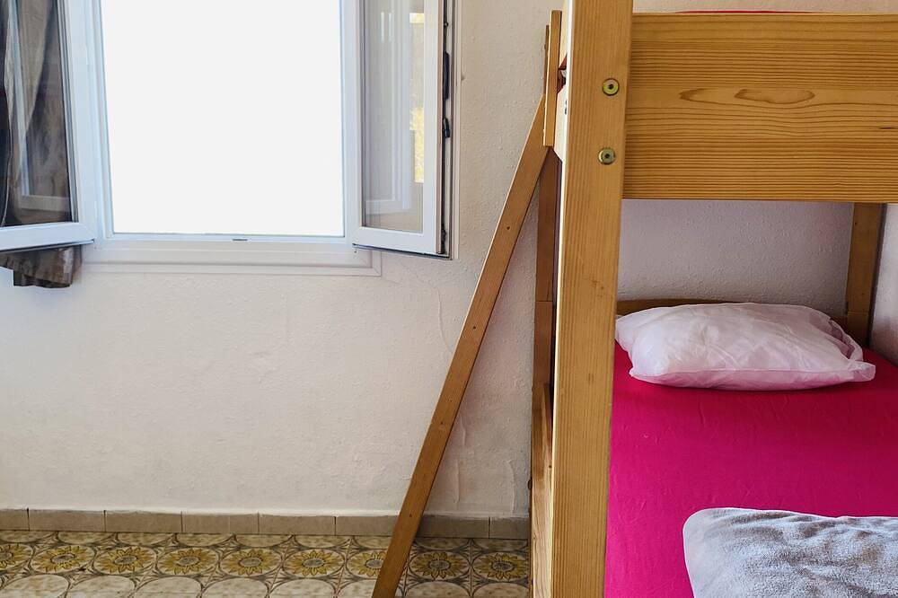 Entire apartment, Calm and authenticity with a panoramic view in the heart of a Corsican village in Belgodère, Calvi region