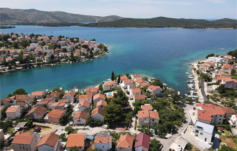 Urlaub am Meer: 2-Zimmer-Wohnung mit WLAN, Terrasse und nur 100 m zur Küste in Žaborić, Šibenik-Knin