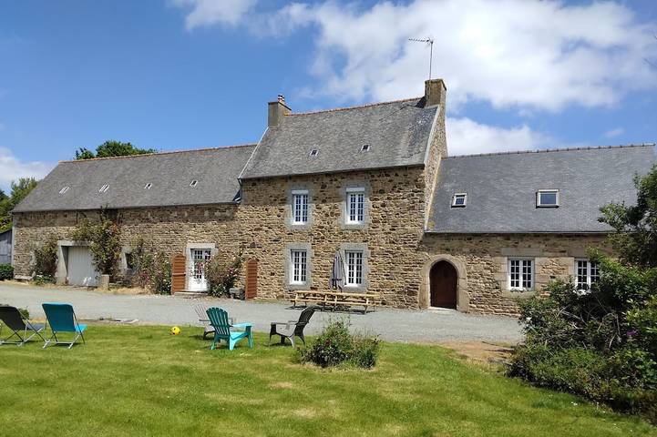 Location de vacances pour 10 personnes, avec jardin, animaux acceptés à Ploëzal