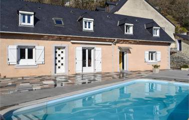 Gîte pour 8 personnes, avec piscine à Agos-Vidalos