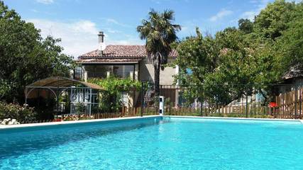 Location de vacances pour 2 personnes, avec jardin ainsi que vue et piscine, animaux acceptés à Saint-Sébastien-d'Aigrefeuille