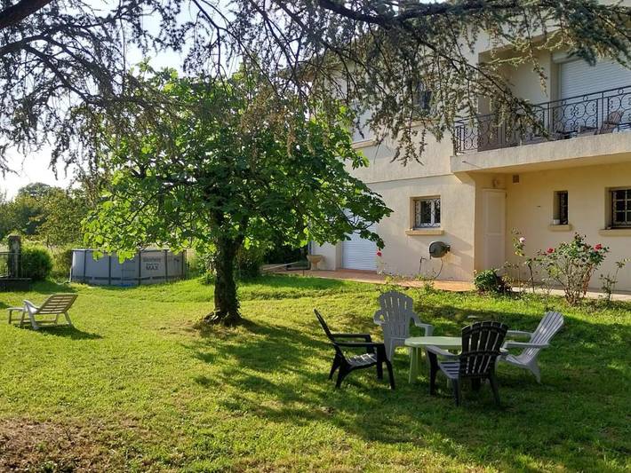 Location de vacances pour 4 personnes, avec jardin et terrasse ainsi que vue et piscine à Colayrac-Saint-Cirq
